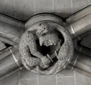 Clé de voûte dans un bas–côté : Saint Georges terrassant le dragon