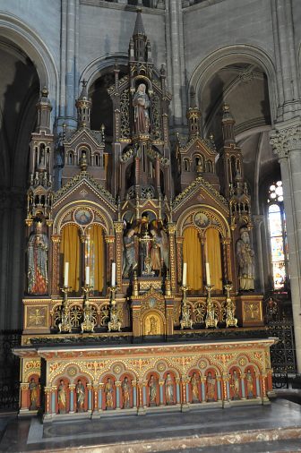 Le maître-autel et ses nombreuses statues polychromes