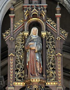 Statue de sainte Anne dans sa niche