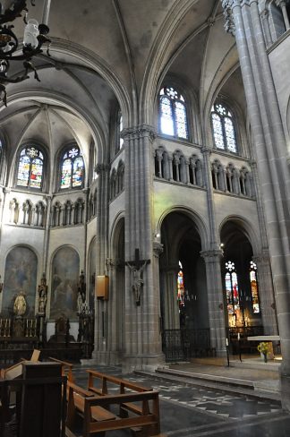 Le transept avec la chapelle de la Vierge dans le croisillon nord
