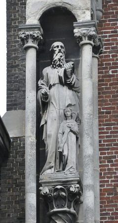 La statue de saint Matthieu avec son symbole (l'homme)