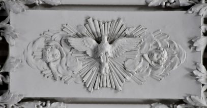 Angelots et colombe du Saint-Esprit sur un arc de la voûte