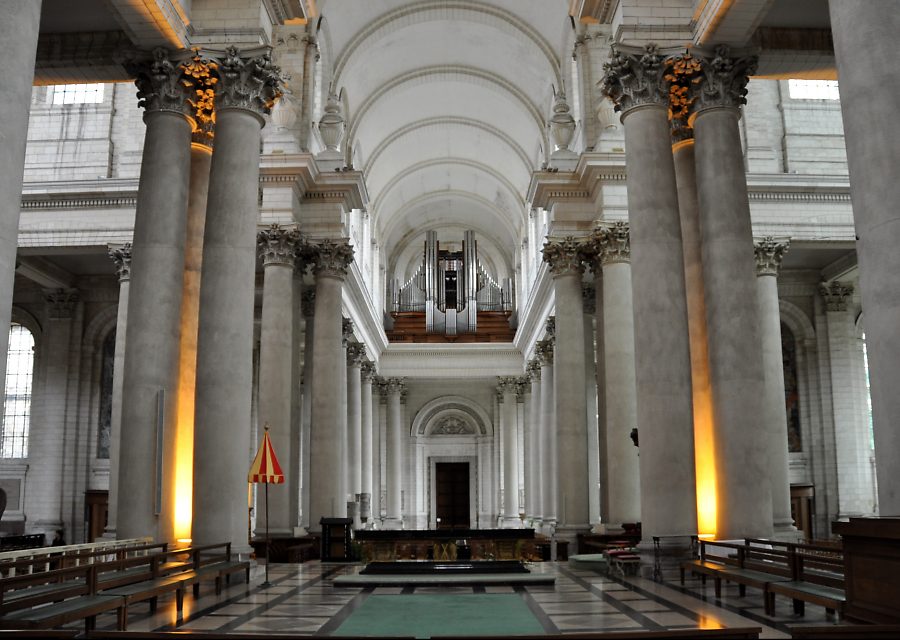 La nef et le maître-autel vus du chœur