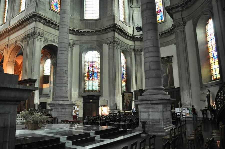Le chœur avec vue sur le transept droit