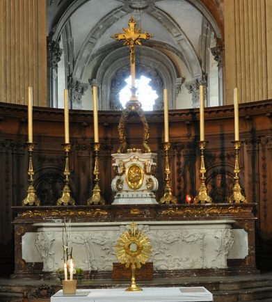 Le maître–autel dans le grand chœur