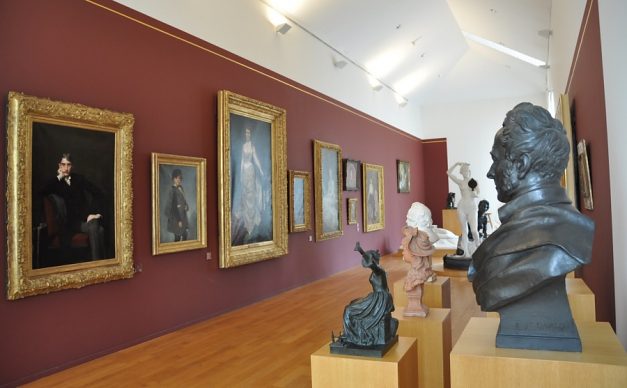 Collections contemporaines : salle avec tableaux et sculptures