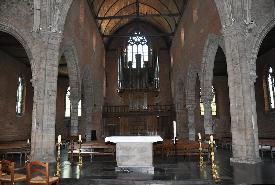 La nef et l'orgue de tribune vus de derrière l'autel