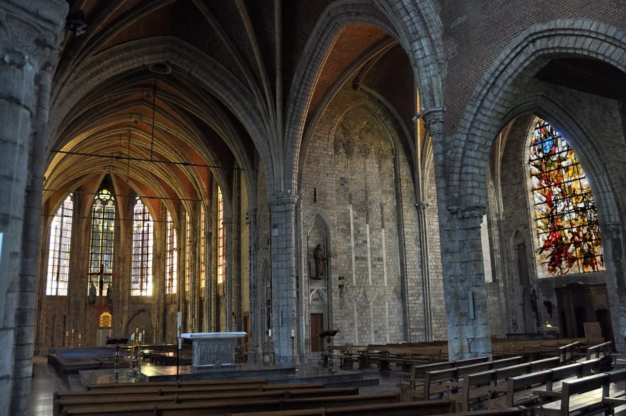 La croisée du transept, le chœur et le transept droit