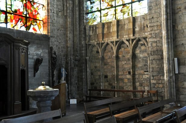 Le baptistère et ses vieilles pierres dégagent une belle atmosphère médiévale (transept droit)