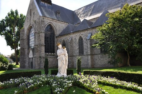 Le côté gauche de l'église est agrémenté d'un petit  jardin fleuri