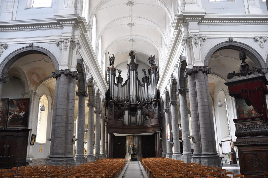La nef et l'orgue de tribune vus depuis le transept