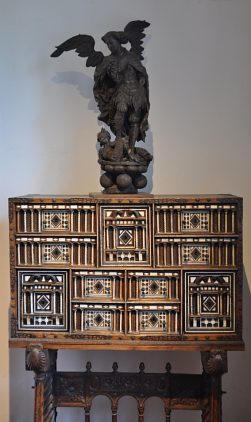 Cabinet avec incrustations d'ivoire
