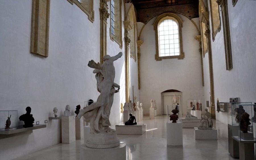 Vue d'ensemble des sculptures françaises de l'église