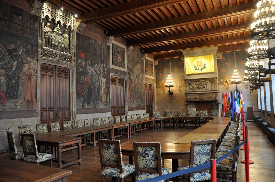 La splendide salle de réunion du Conseil municipal de Douai, appelée  «salle des Gardes»