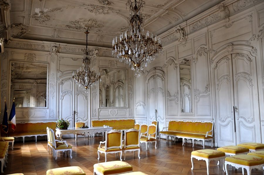 Le «Salon blanc» sert de salle des mariages (XVIIIe siècle)