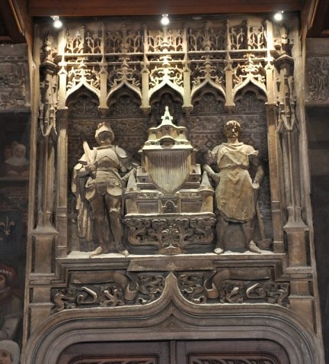 Salle du Conseil, sculpture sur pierre au-dessus d'une des portes