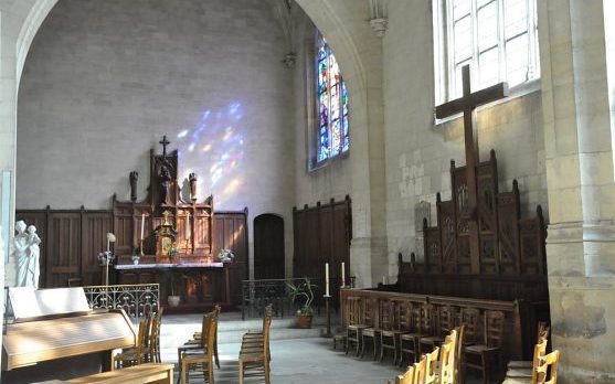 L'absidiole sud avec l'autel de la Vierge et, sur la droite, le banc d'œuvre