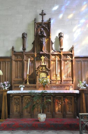 L'autel moderne de la Vierge dans l'absidiole sud