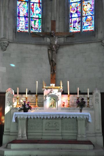 L'autel de l'abside et le Christ en croix