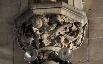 Culot à motif floral avec escargot dans la nef
