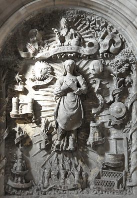 La Vierge entourée des litanies (bas-relief du XVIe siècle)