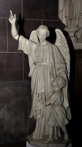 Statue d'un ange avec un enfant 