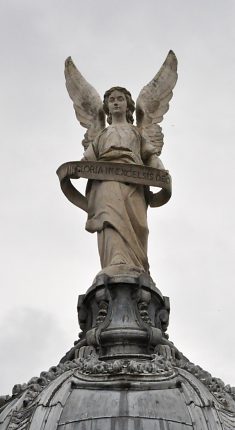 Statue de l'ange sur le sommet de la coupole