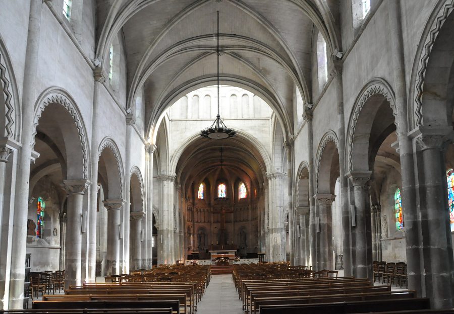 La nef de l'église Saint-Martin à Barentin