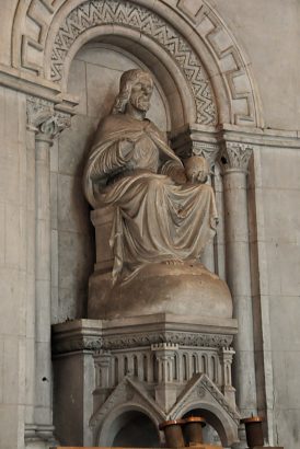 Statue du Sacré Cœur dans le fond de chœur