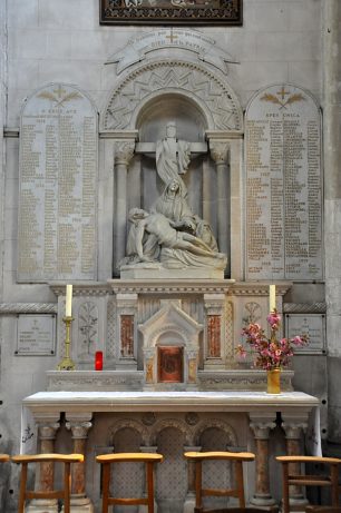 L'autel du transept sud et sa piéta