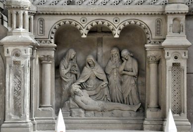 Bas–relief de la Déploration dans l'autel du Sacré Cœur