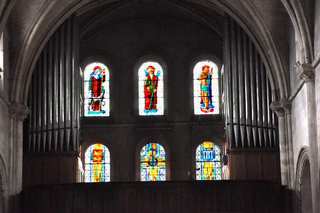 L'orgue de tribune et les vitraux de la façade ouest