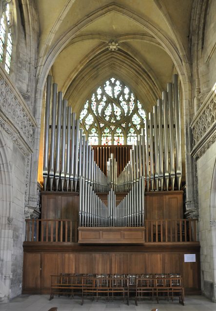 L'orgue de l'église Saint-Jean est installé dans le bras nord du transept