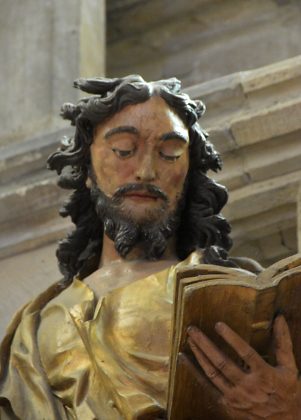Saint Joseph est représenté avec un livre