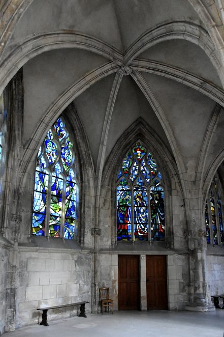 La chapelle rayonnante sud dans le chevet avec ses vitraux modernes