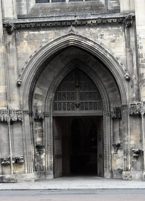 Le portail occidental de l'église
