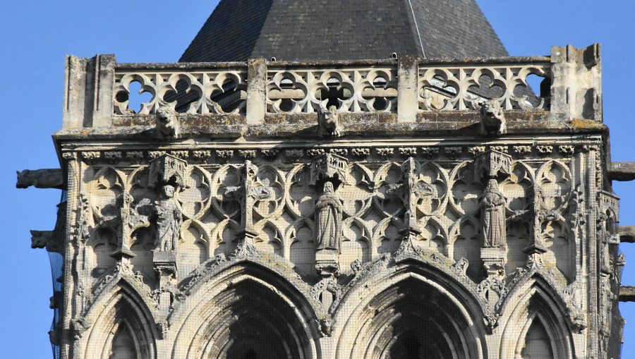 Le sommet de la tour de façade, sur ses quatre côtés, est orné de trois apôtres