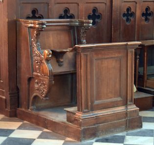 Partie d'une ancienne stalle devant l'orgue de chœur