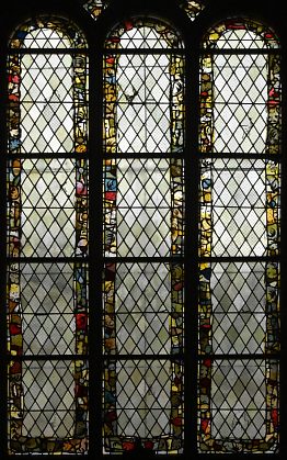 Vitrail à franges colorées de Max Ingrand dans les chapelles rayonnantes