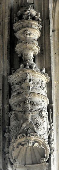 Statue d'un apôtre : détail du dais Renaissance