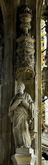 Statue d'un apôtre et son dais Renaissance