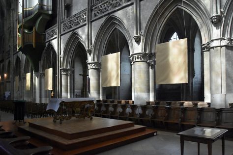 Le chœur, l'autel de messe et les stalles