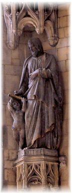 Statue de saint Matthieu dans l'abside sud