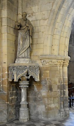 Statue de saint Joachim sur son pied gothique