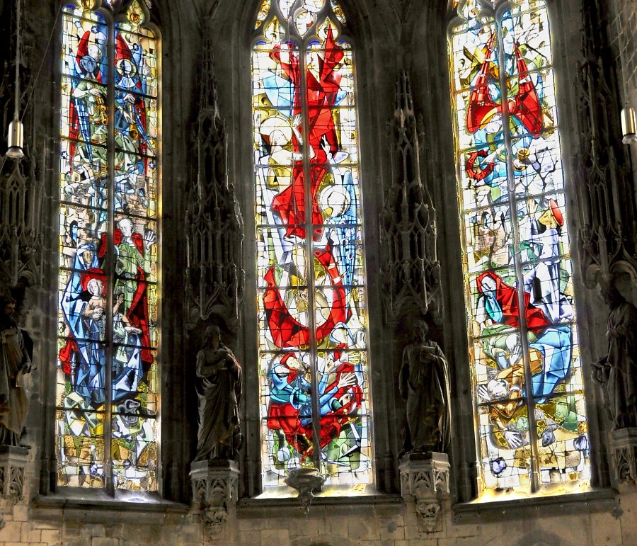 Abside de la nef gothique : les statues des quatre évangélistes (Marc, Jean, Luc et Matthieu) accompagnent la vitrerie de Max Ingrand