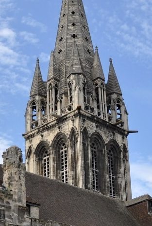Le clocher est similaire à celui de l'église Saint–Pierre