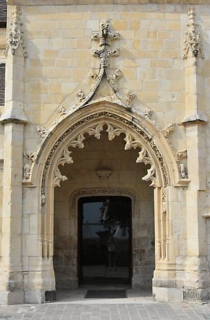 La porte d'entrée et son style gothique flamboyant