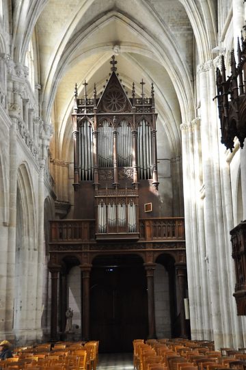 La nef avec l'orgue de tribune