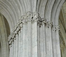 Imposant pilier autour du chœur