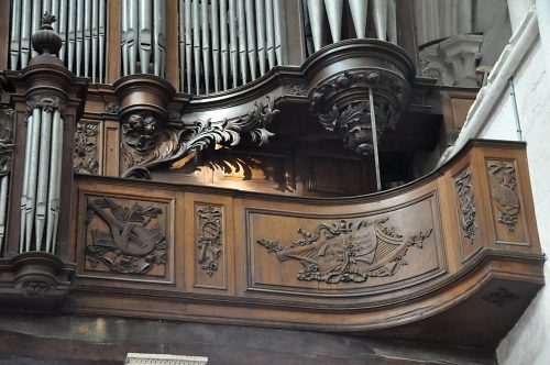 Le balcon droit de l'orgue de tribune